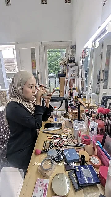 Meja belajar studio kursus makeup Sawojajar dengan kuas dan kosmetik lengkap