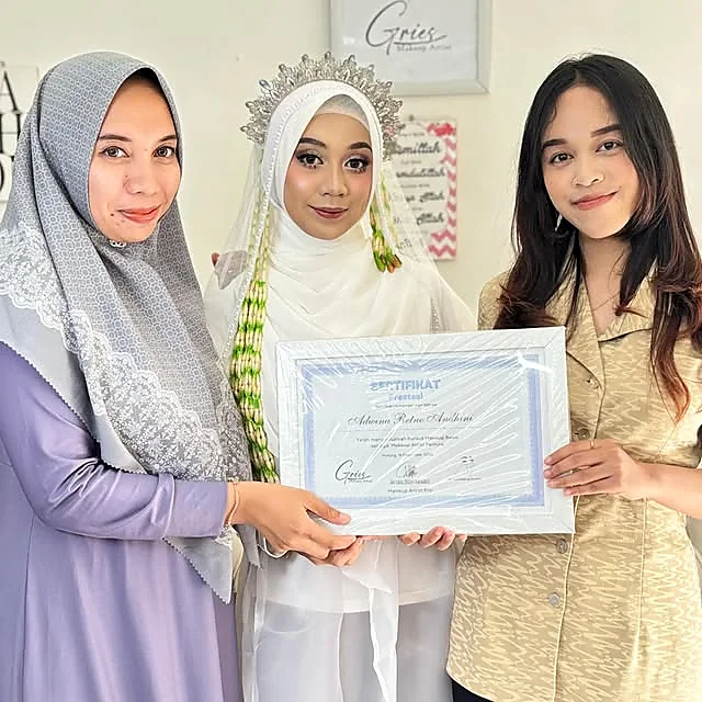 Penyerahan sertifikat resmi kelulusan program kursus makeup Gries Makeup