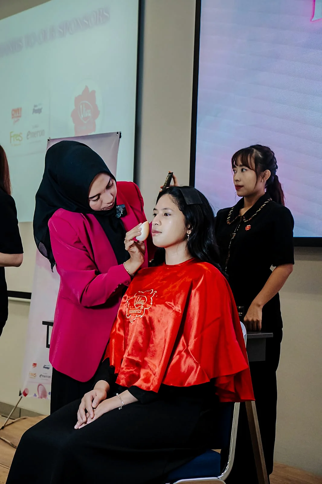 Kak Gries mendampingi murid dalam kelas kursus makeup private 1-on-1 di Sawojajar Malang